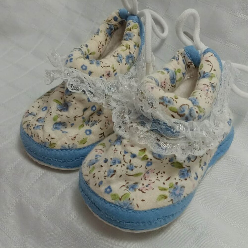 Perfect little white and blue floral slippers with laces at the back, 4 inches